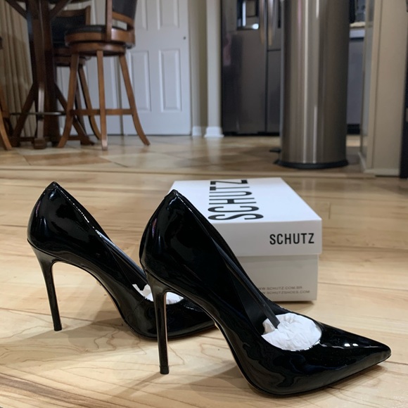 schutz pointed toe pump
